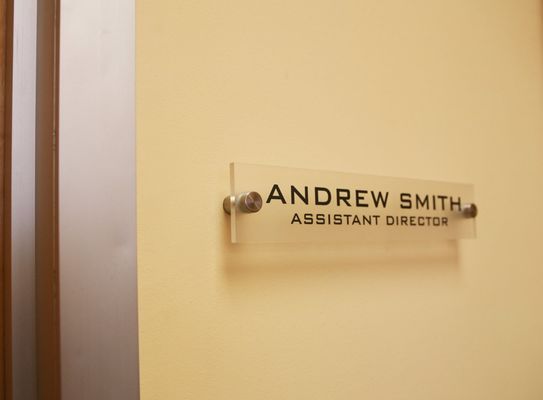Targhetta acrilica inodora della parete dell'ufficio dei segni di parola con rivestimento glassato del fondo